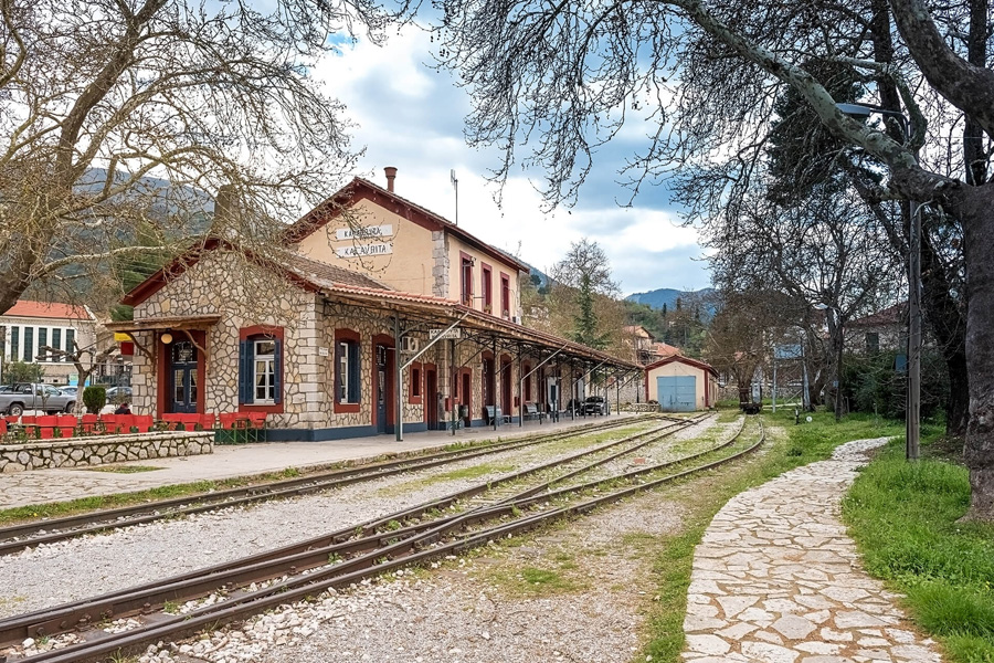 ΠΑΡΑΔΟΣΙΑΚΟΣ ΣΤΑΘΜΟΣ ΤΡΕΝΟΥ ΣΤΑ ΚΑΛΑΒΡΥΤΑ